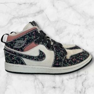 Kids Jordan 1 mid size 1Y